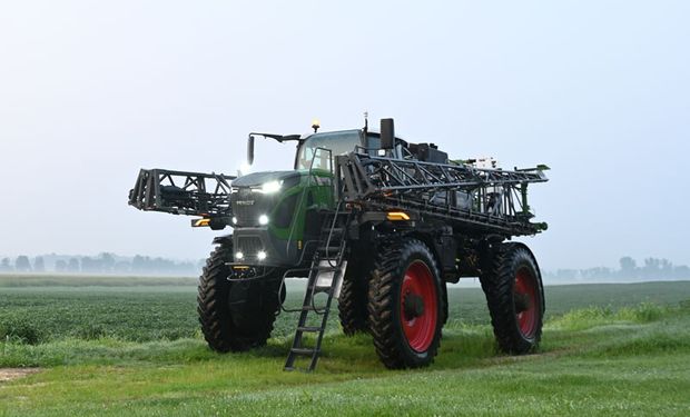 o Rogator 934H tem ajustes para operar com 1,52 até 1,94 cm de vão tanto para culturas baixas como altas em diversos tipos de terrenos com economia de combustível. (foto - divulgação)