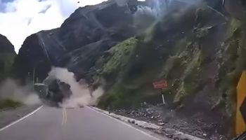 Vídeo: rochas gigantes aplastam dois caminhões em estrada andina no Peru