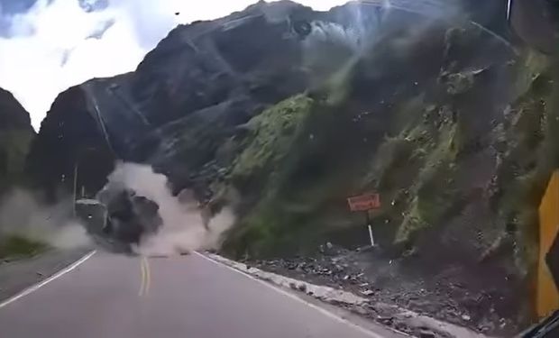 Vídeo: rochas gigantes aplastam dois caminhões em estrada andina no Peru