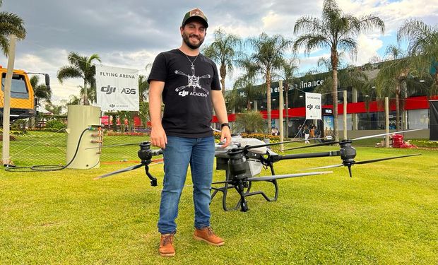 Drone jogar veneno em pastagem