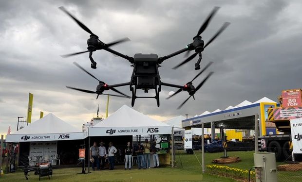 Modelo T40 da DJI é um dos maiores drones agrícolas para pulverização do mundo. (foto - Daniel Azevedo)