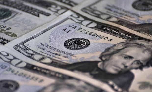 El dólar oficial bajó a $ 8,01 y el blue a $ 10,80