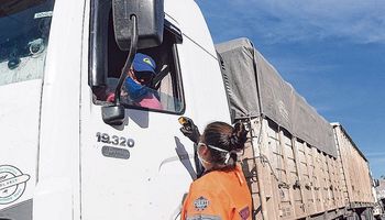 Transportistas deberán presentar un hisopado para ingresar a Santa Fe