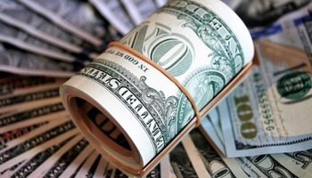El dólar subió más de 30 centavos en la semana a la espera de señales