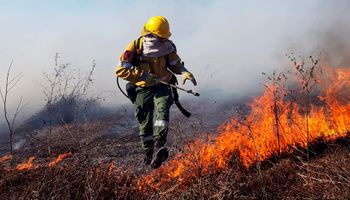 Denuncian al ministro Cabandié por incumplimiento de sus deberes de funcionario en el manejo de incendios