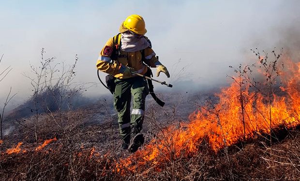 Denuncian al ministro Cabandié por incumplimiento de sus deberes de funcionario en el manejo de incendios