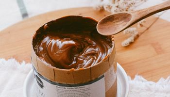 De una charla a tener un dulce de leche único: con tambo propio producen 1000 kilos mensuales y movilizaron a toda la familia