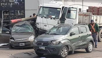 Se quedó sin frenos: el impactante video de un camión que arrasó con una fila de autos