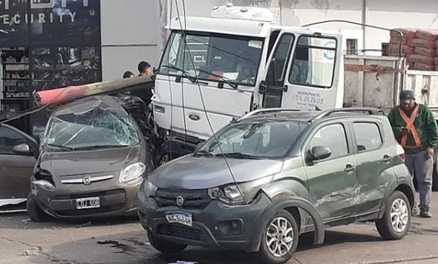 Se quedó sin frenos: el impactante video de un camión que arrasó con una fila de autos
