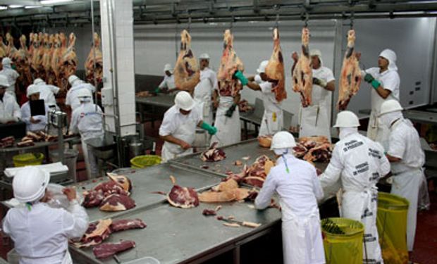 Despiden a 70 trabajadores de un frigorífico en Córdoba