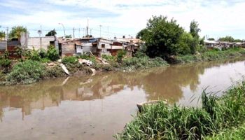 Utilizarán el residuo de la caña de azúcar para descontaminar un arroyo de La Plata