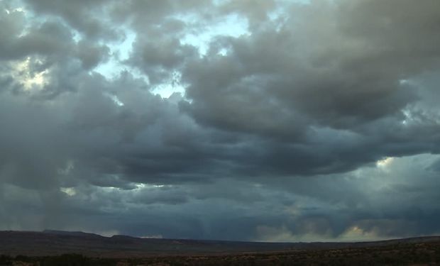 Sobre el sur de Buenos Aires seguirán observándose tormentas y chaparrones aislados, con acumulados dispares acompañando las tormentas.