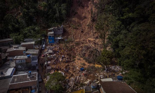 Deslizamentos de encostas destruíram moradias e soterraram dezenas de pessoas em cidades do litoral norte de São Paulo. (foto - Governo de SP)