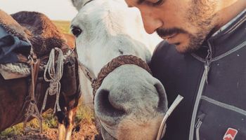 Marcos Villamil es ingeniero agrónomo y se propuso recorrer todo el país a caballo:  "Soy una persona enamorada de mi país"