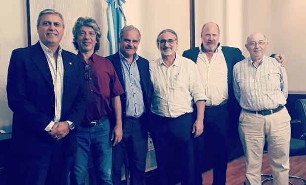 Funcionarios del Gobierno junto a dirigentes de CASEM.