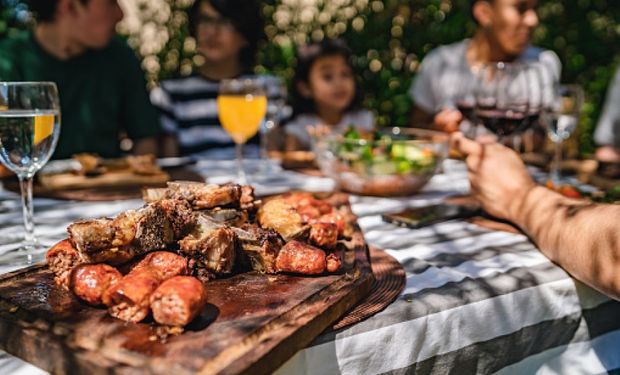 El 99 % de la población argentina es apasionada por el asado: qué significado tiene la comida