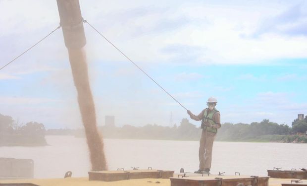 Un 15 % menos de costos por transportar el trigo en barcaza: de Santa Fe al Gran Rosario