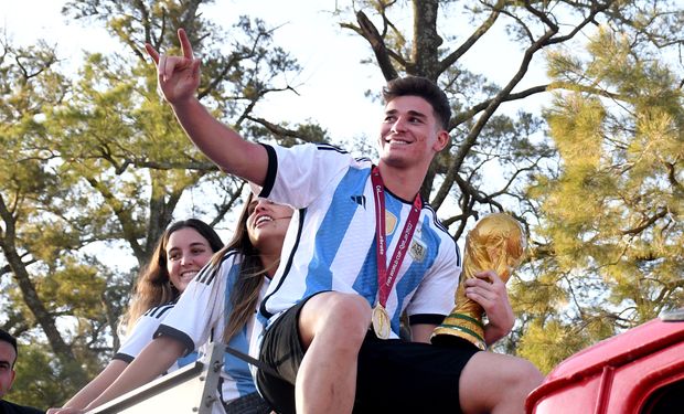 Julián Álvarez en Calchín, la tierra del campeón del mundo en donde se especializan en la producción de alfalfa.