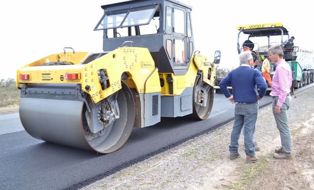 Seghezzo destacó la importancia de potenciar la red vial provincial, ya que más del 80% de las exportaciones agrícolas del país salen por los puertos del sur.