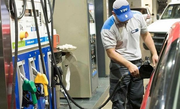 Aumento de combustible: YPF incrementa los precios en un 4% en todo el país