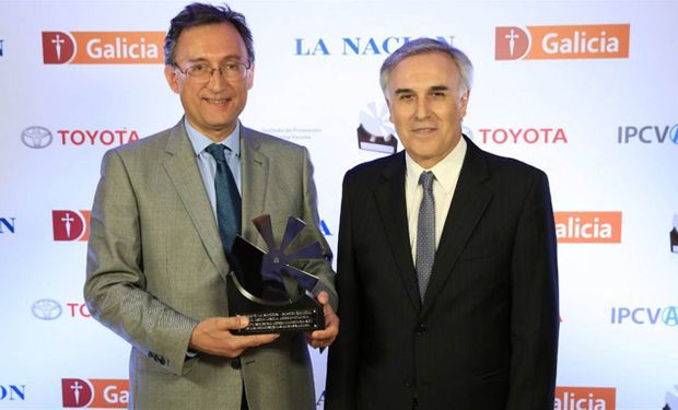 Adolfo Navajas Fournier y Claudio Anselmo, de Las Marías, al recibir anoche el premio.