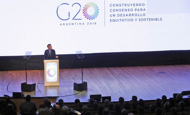 Mauricio Macri asume la presidencia, por primera vez en manos de un país sudamericano.