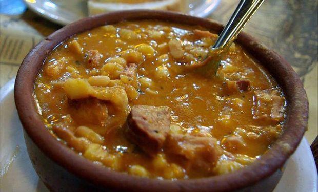El locro argentino es un tradicional plato que también sintetiza aportes gastronómicos europeos como el cerdo, chorizos y mondongo.