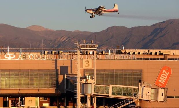 Aeroaplicadores agrícolas atacan al coronavirus desde el aire: se realizó un operativo en Mendoza