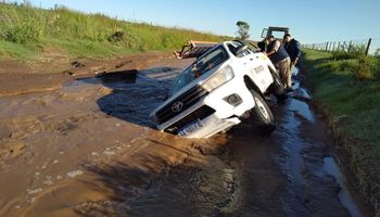 “Es un río”: el camino rural de Córdoba que “absorbió” a una camioneta tras las lluvias