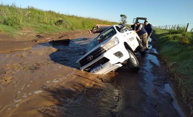 “Es un río”: el camino rural de Córdoba que “absorbió” a una camioneta tras las lluvias