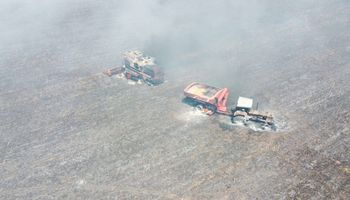 Se incendió una cosechadora en pleno trabajo y quemó un tractor, la tolva y 40 hectáreas de campo