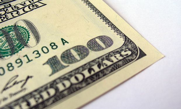 El dólar oficial sube otro centavo y en las cuevas pega un brusco salto