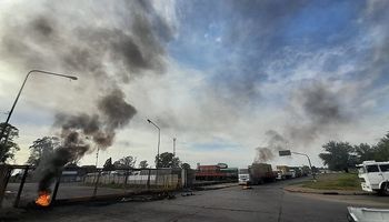 Tensión en el puerto de Rosario: portuarios intentaron cortar el Acceso Sur y la Policia los reprimió