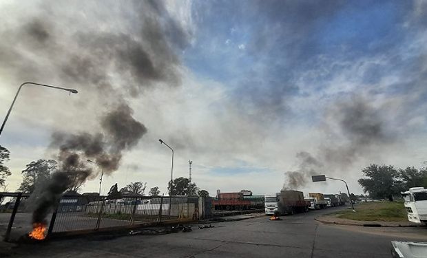 Tensión en el puerto de Rosario: portuarios intentaron cortar el Acceso Sur y la Policia los reprimió