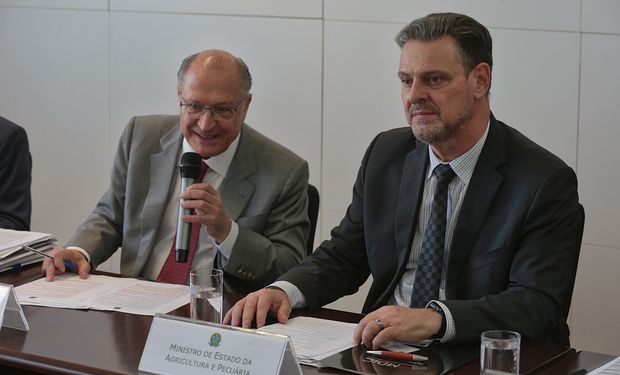 O vice-presidente Geraldo Alckmin e o Ministro Carlos Fávaro durante encontro
