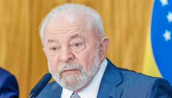 Lula deixa hospital após novo procedimento e será operado em outubro