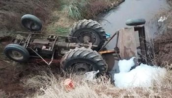 Un exjugador de futbol y  trabajador rural murió tras perder el control del tractor que manejaba y caer en una zanja