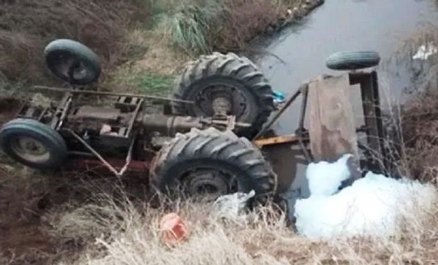 Un exjugador de futbol y  trabajador rural murió tras perder el control del tractor que manejaba y caer en una zanja