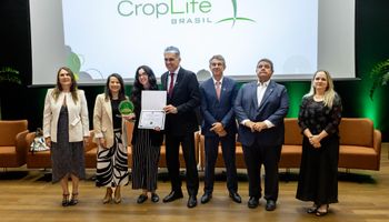 CropLife Brasil recebe Selo Agro Mais Integridade do Ministério da Agricultura 