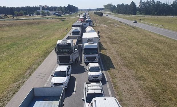 Autopista Rosario-Buenos Aires: luego de dos días de corte, los transportistas liberaron la circulación y se reunirán con el Gobierno