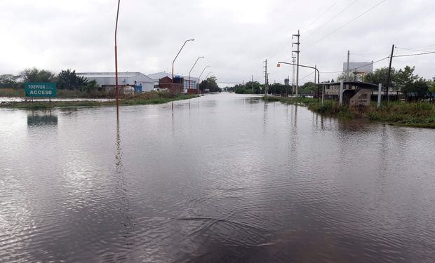 Arroyo Seco continúa inundado.