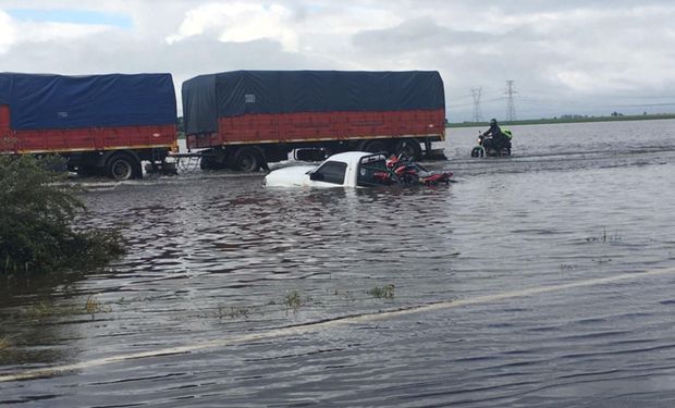 Una 4x4 fue sorprendida por la crecida de los ríos.