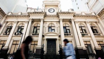 El cambio de política del BCRA marcó el cierre del dólar, que cayó más de $1