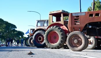Productores autoconvocados marchan frente al municipio de Carlos Casares: “Falta de gestión”