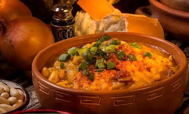 Empanados, locro y un alto guiso: tres recetas que no pueden faltar el 9 de julio