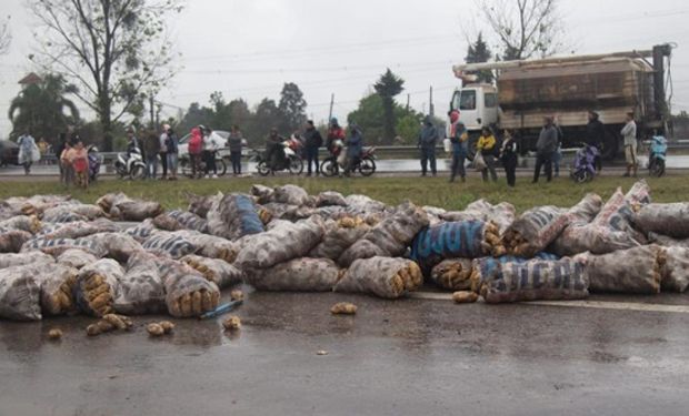 Tucumán: un camión volcó en la ruta y los vecinos saquearon el cargamento de papas que transportaba