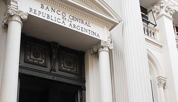 BCRA ya tiene más papeles que dólares