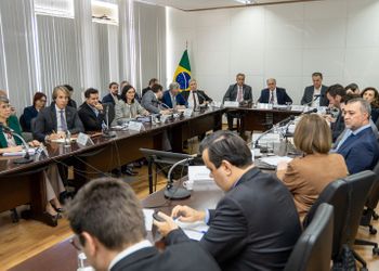 Governo ouve setores para plano de proteção a empresas e empregos