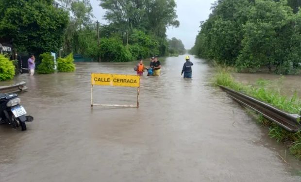 La alerta roja dejó más de 300 milímetros en pocas horas y hay ciudades inundadas