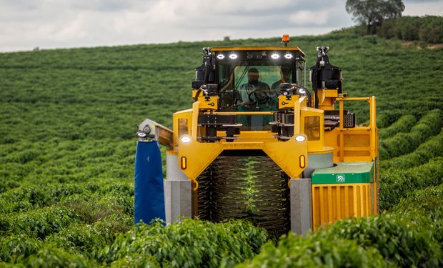 Unidade mineira será um centro de inovação e suporte técnico, produzindo equipamentos como a colhedora de café Oxbo 9420+